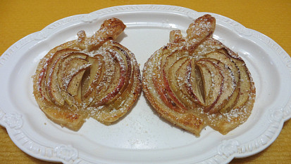 Jablíčka z listového těsta s plátky jablek