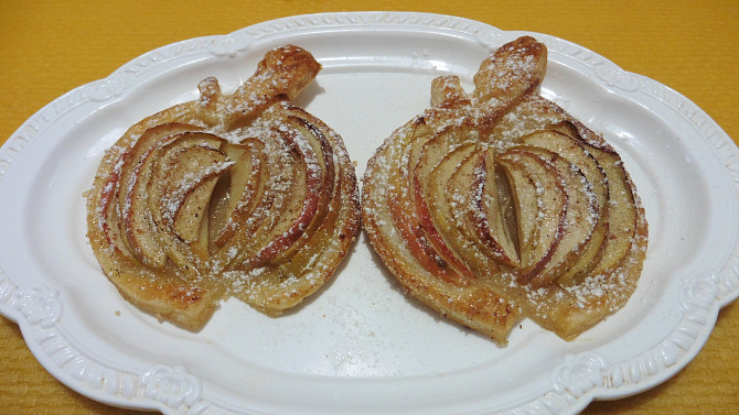 Jablíčka z listového těsta s plátky jablek