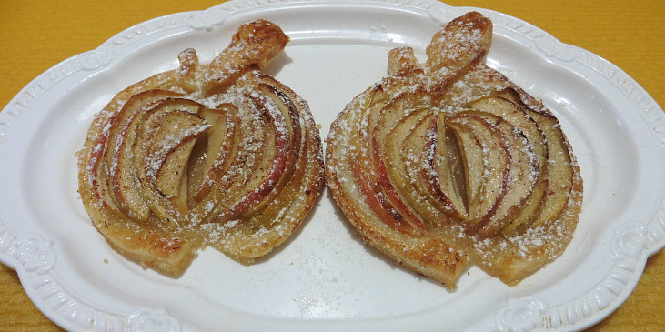 Jablíčka z listového těsta s plátky jablek
