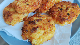 Květákové karbanátky s anglickou slaninou a sýrem