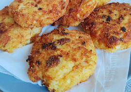 Květákové karbanátky s anglickou slaninou a sýrem