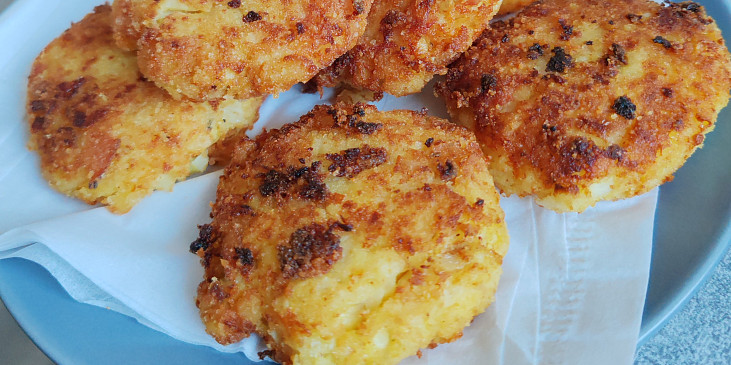 Květákové karbanátky s anglickou slaninou a sýrem