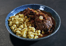 Omáčka na červeném víně s vepřovými líčky podle Petra Hajného