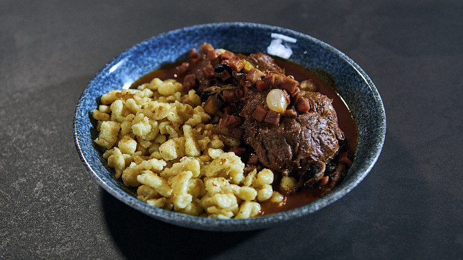 Omáčka na červeném víně s vepřovými líčky podle Petra Hajného