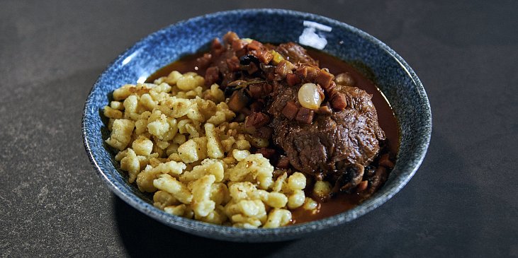 Omáčka na červeném víně s vepřovými líčky podle Petra Hajného