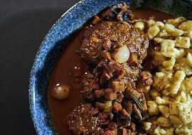 Omáčka na červeném víně s vepřovými líčky podle Petra Hajného