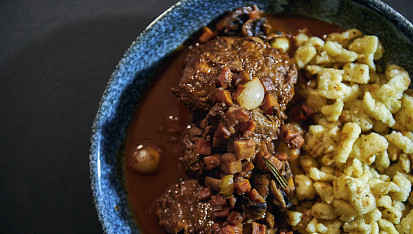 Omáčka na červeném víně s vepřovými líčky podle Petra Hajného