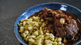 Omáčka na červeném víně s vepřovými líčky podle Petra Hajného