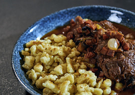 Omáčka na červeném víně s vepřovými líčky podle Petra Hajného