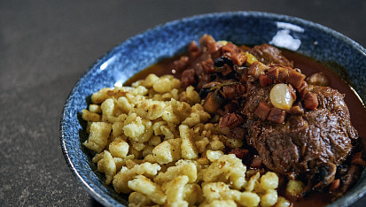 Omáčka na červeném víně s vepřovými líčky podle Petra Hajného