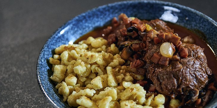 Omáčka na červeném víně s vepřovými líčky podle Petra Hajného