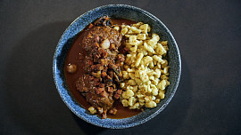 Omáčka na červeném víně s vepřovými líčky podle Petra Hajného