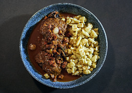 Omáčka na červeném víně s vepřovými líčky podle Petra Hajného