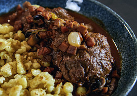 Omáčka na červeném víně s vepřovými líčky podle Petra Hajného