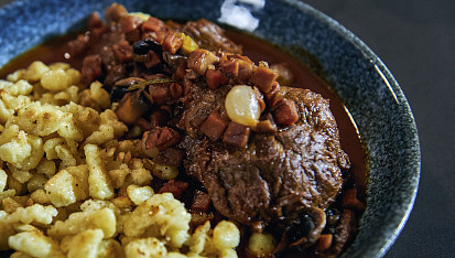 Omáčka na červeném víně s vepřovými líčky podle Petra Hajného