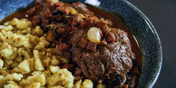 Omáčka na červeném víně s vepřovými líčky podle Petra Hajného