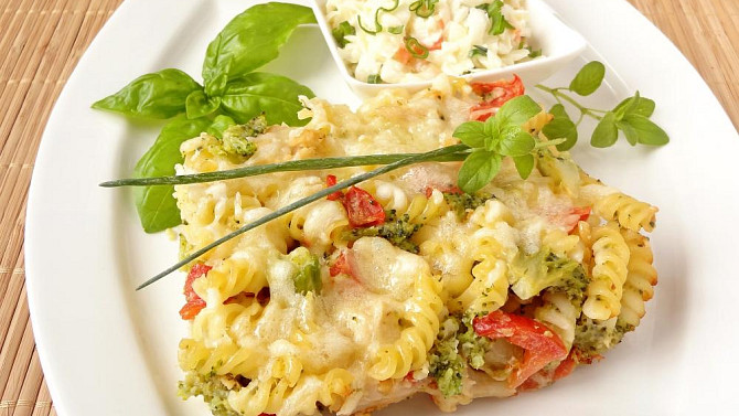 Těstoviny zapečené s brokolicí a květákem