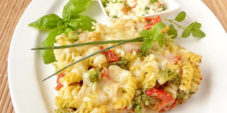 Těstoviny zapečené s brokolicí a květákem