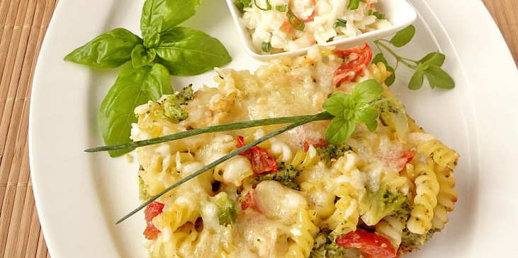 Těstoviny zapečené s brokolicí a květákem