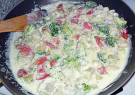 Těstoviny zapečené s brokolicí a květákem