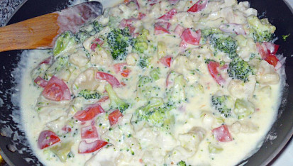 Těstoviny zapečené s brokolicí a květákem