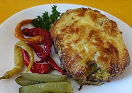 Karbanátek z mletého masa pečený na zelném listu