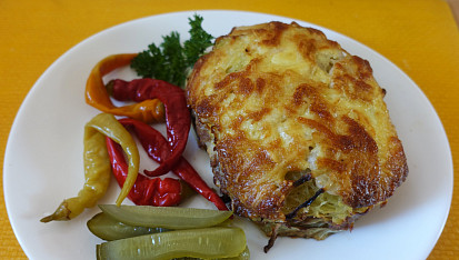 Karbanátek z mletého masa pečený na zelném listu