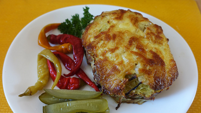 Karbanátek z mletého masa pečený na zelném listu