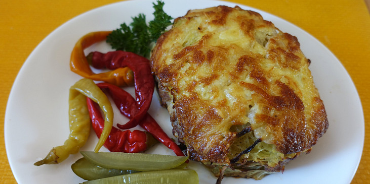 Karbanátek z mletého masa pečený na zelném listu