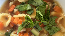 Zeleninová polévka s tortellini