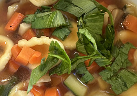 Zeleninová polévka s tortellini