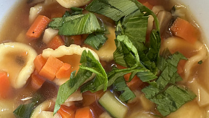 Zeleninová polévka s tortellini