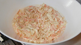 Zelný salát s mrkví a koprem