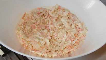 Zelný salát s mrkví a koprem