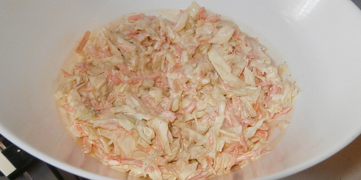 Zelný salát s mrkví a koprem