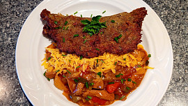 Bramborák plněný masovou směsí s čedarem