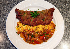 Bramborák plněný masovou směsí s čedarem