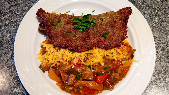 Bramborák plněný masovou směsí s čedarem