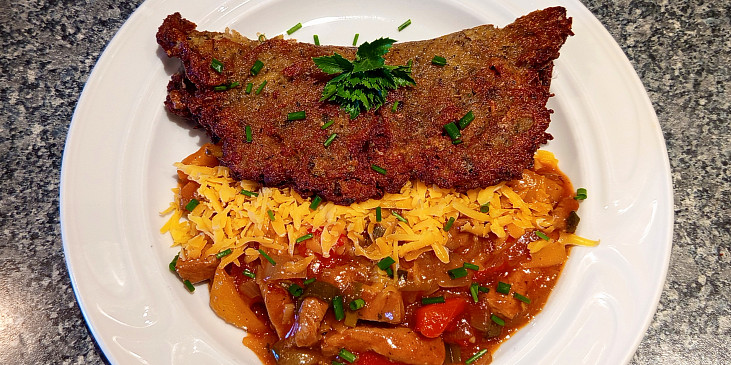 Bramborák plněný masovou směsí s čedarem