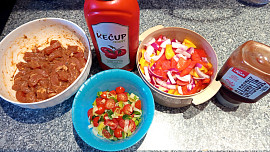 Bramborák plněný masovou směsí s čedarem