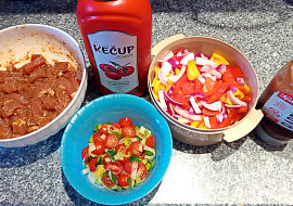 Bramborák plněný masovou směsí s čedarem