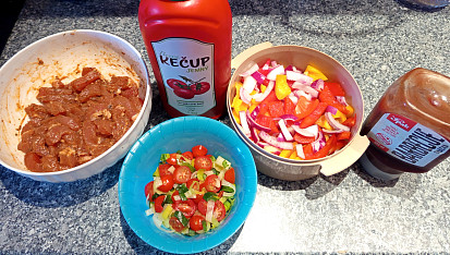 Bramborák plněný masovou směsí s čedarem