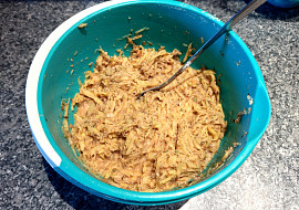 Bramborák plněný masovou směsí s čedarem