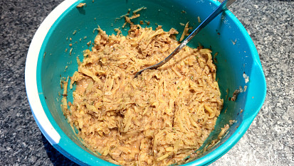 Bramborák plněný masovou směsí s čedarem