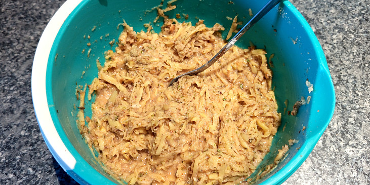 Bramborák plněný masovou směsí s čedarem