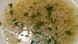 Česneková kroupová polévka