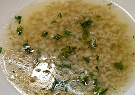 Česneková kroupová polévka