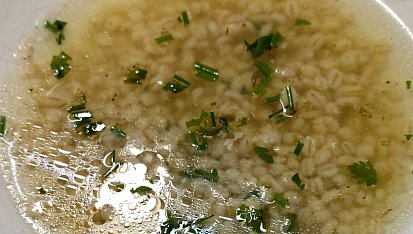 Česneková kroupová polévka