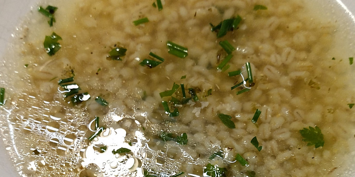 Česneková kroupová polévka