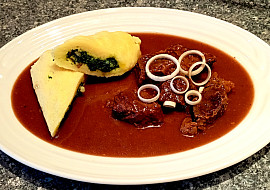 Hovězí krk pečený na česneku